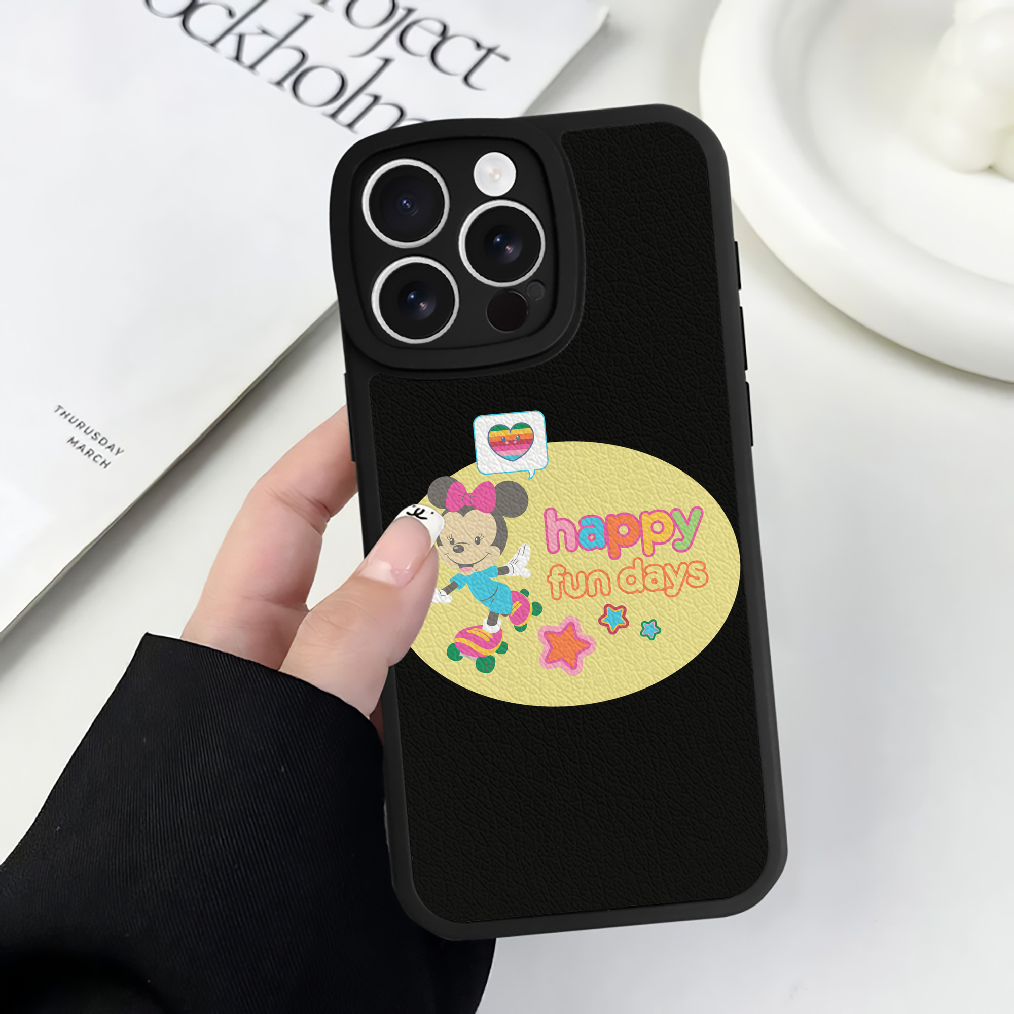 （画像用） ミッキーマウス Mickey Mouse 【iPhone 16シリーズ対応】シリコンスマホケース（レザー調） 材質：シリコン